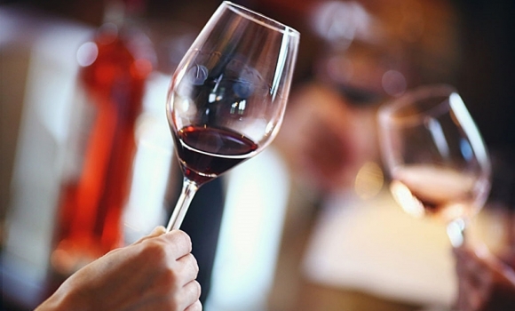 La supervivencia del coronavirus en el vino es imposible, según la FEAE