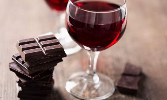 Vino y chocolate para combatir las arrugas, el nuevo tratamiento que causa furor